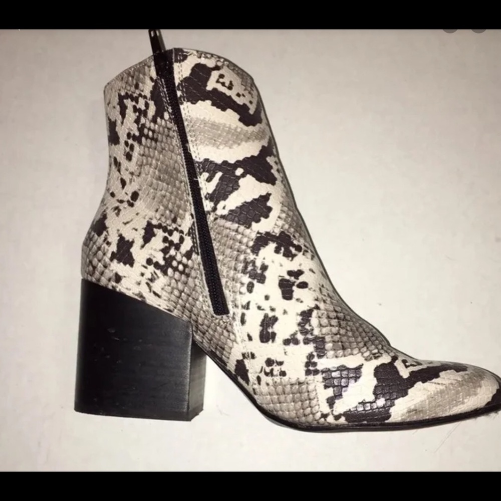 Madden girl boots size 8 Snakeskin brown & Tan